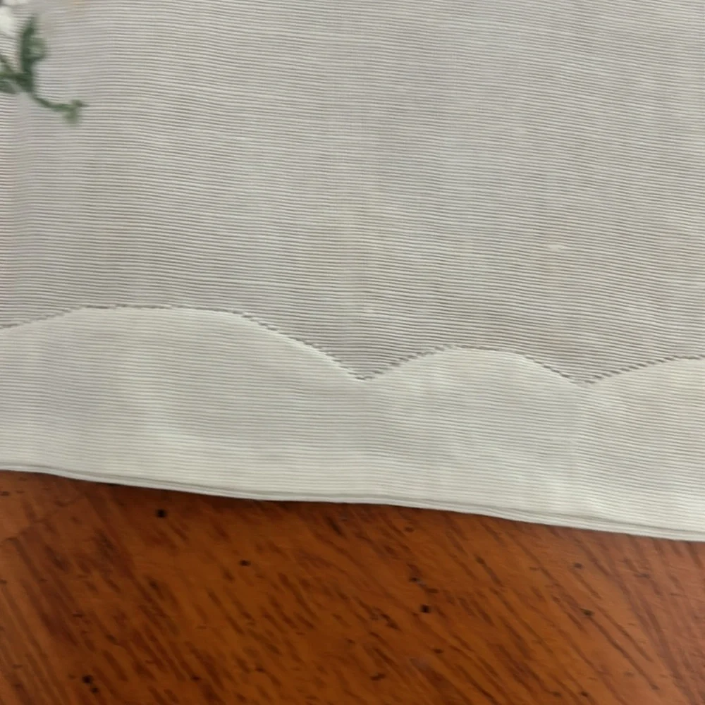 Beautifully embroidered tablecloth made in Switzerland with 4 napkins